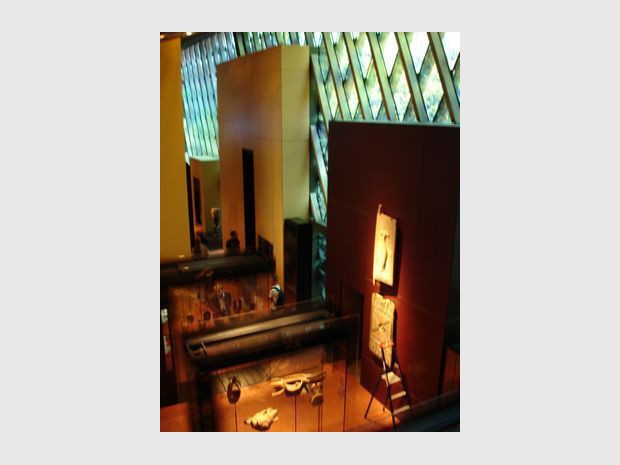 découvrez les trésors du musée du quai branly à paris : une collection unique d’objets d’art, de sculptures et d’artefacts venus d’afrique, d’asie, d’océanie et des amériques. plongez au cœur des civilisations et laissez-vous émerveiller par la richesse des cultures du monde.