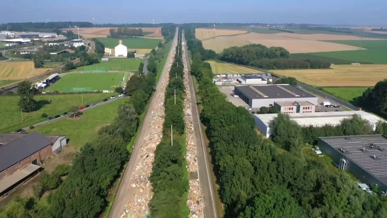 découvrez comment la construction d'une autoroute a détruit des maisons et des terres, impactant la vie des habitants et l'environnement local.