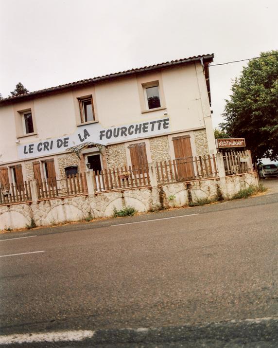 découvrez comment la construction de l'autoroute a détruit des maisons et des terres, impactant les habitants et l'environnement local.