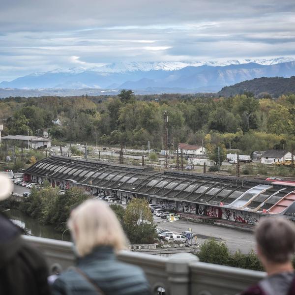 découvrez les raisons du projet de béton actuellement en suspens et les perspectives pour sa reprise prochaine.