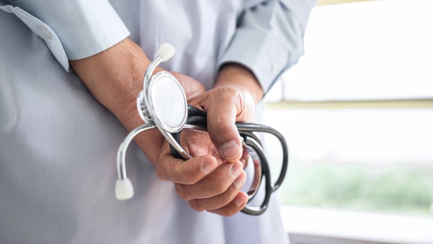 découvrez les causes et les conséquences de la pénurie de soignants en santé publique ainsi que les solutions envisagées pour renforcer le système de santé.