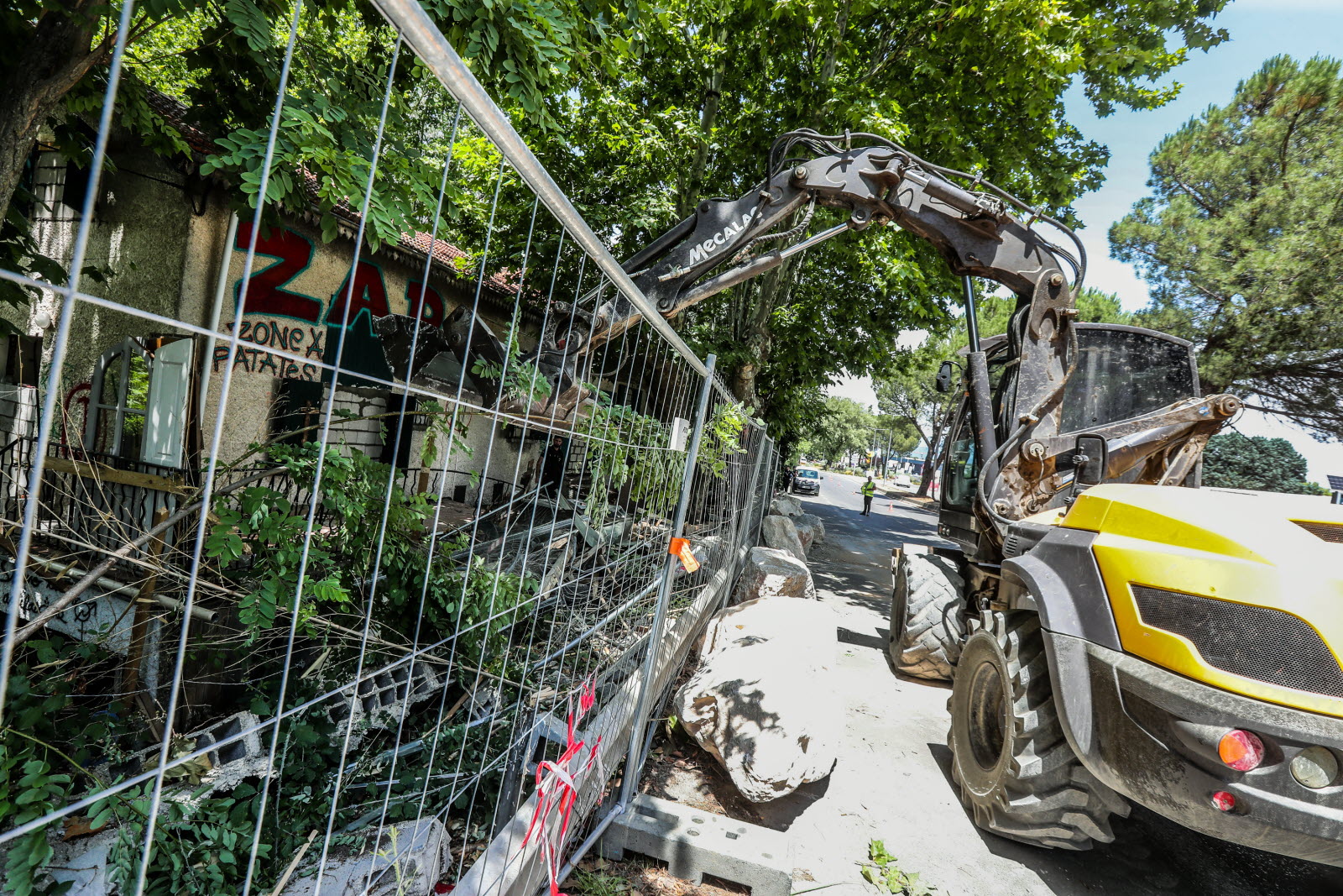 découvrez nos solutions de reconstruction respectueuses des arbres restants après une démolition en zone à défendre (zad), alliant durabilité et préservation de l'environnement.