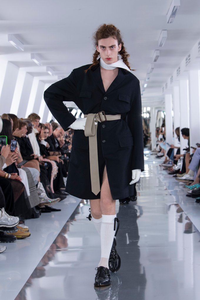 découvrez la carrière exceptionnelle et l'impact durable de john galliano dans l'univers de la mode, de ses débuts révolutionnaires à son influence contemporaine.