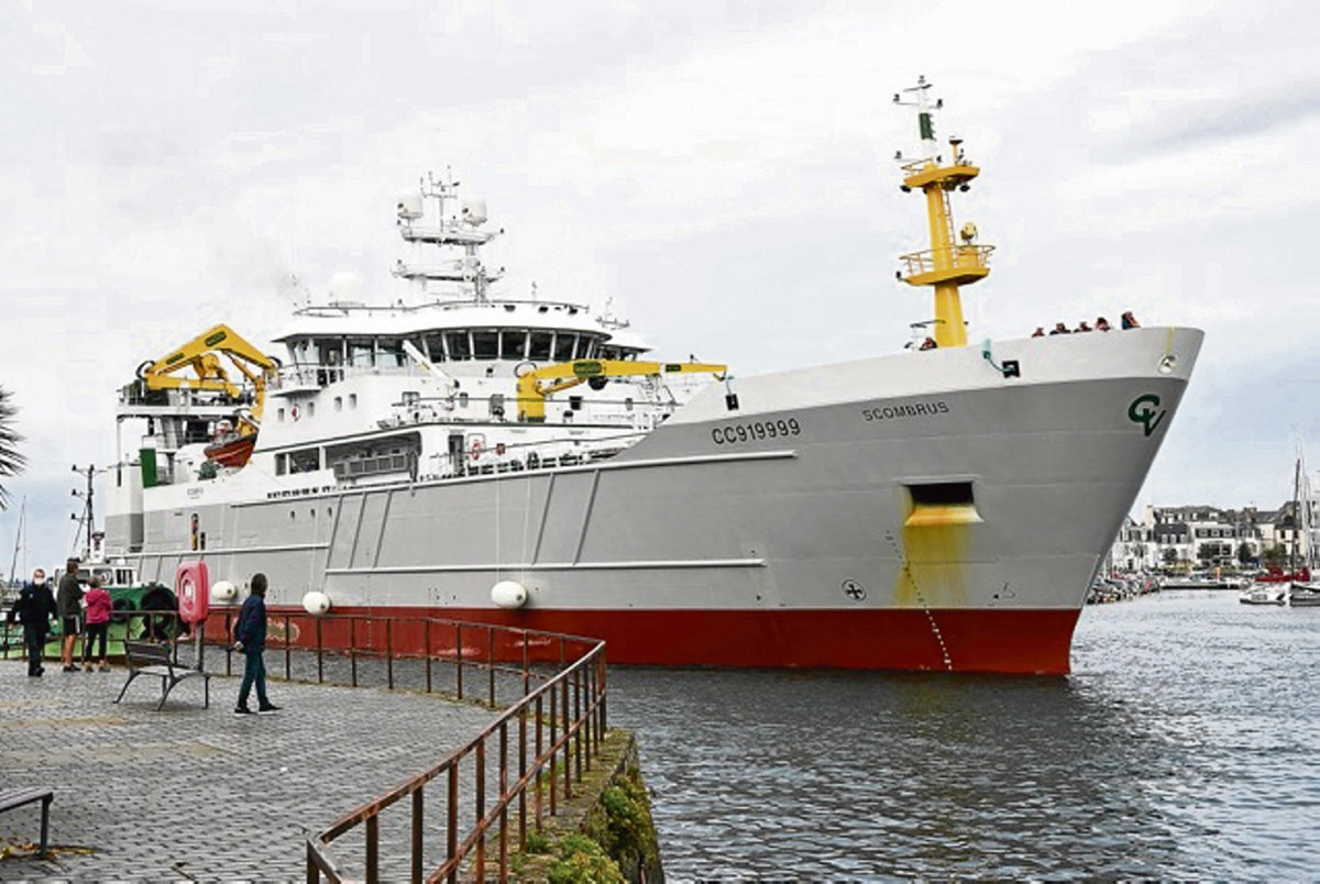découvrez l'arrivée du plus grand chalutier pélagique en france dans un contexte d'état d'urgence, un événement majeur pour la pêche industrielle et la sécurité maritime.