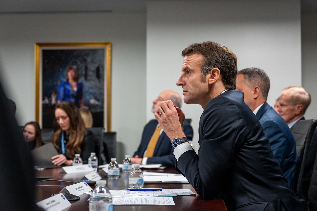 analyse des impacts d'une action gouvernementale sur le travail parlementaire et la démocratie, mettant en lumière les menaces potentielles pour les institutions démocratiques.