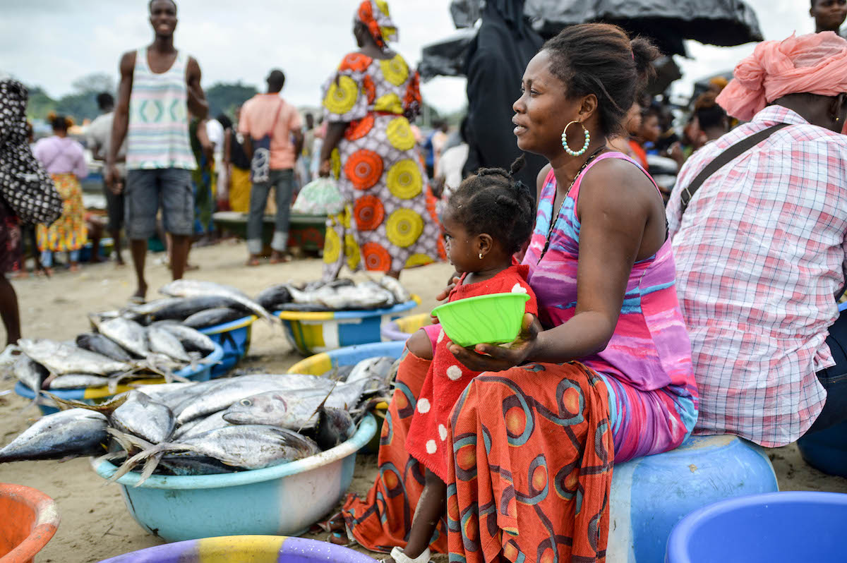 découvrez les défis de la pêche au ghana où l'abondance de vêtements importés dépasse celle des poissons, révélant un aspect surprenant de l'économie locale.